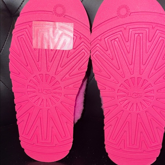 UGG Vibrant Pink Slippers with Heart Accent. Brand New‼️ Without Box - Picture 5 of 15
